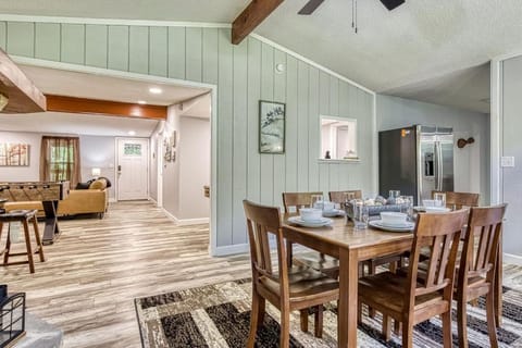 The Bungalow Hot Tub, WIFI, Games, Secluded, Near Dollywood, Free Attraction Tickets House in Pigeon Forge