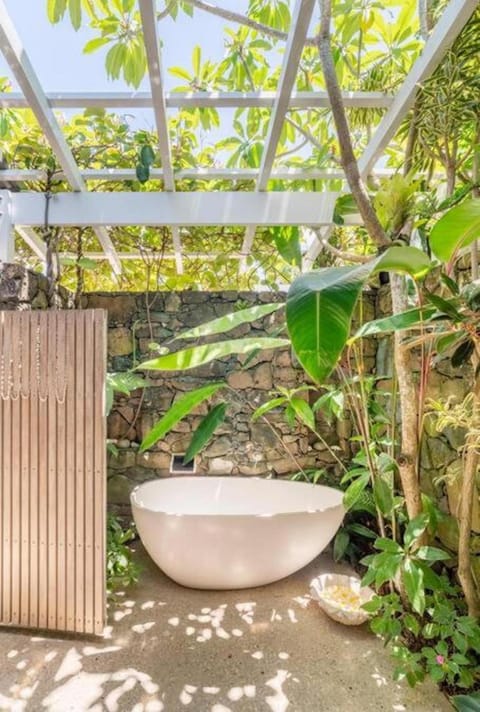 Day, Natural landscape, Garden, Bathroom, Garden view, Inner courtyard view