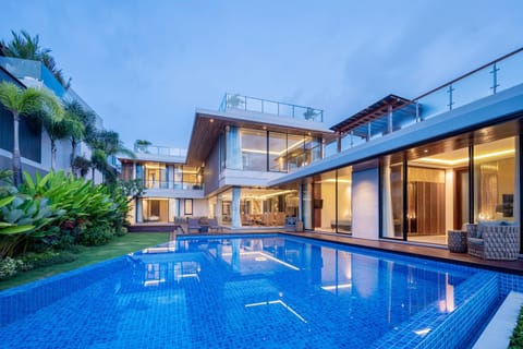 Property building, Pool view, Swimming pool, sunbed