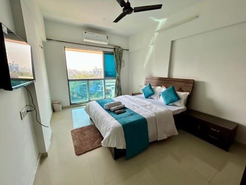 Bed, TV and multimedia, Photo of the whole room, Bedroom, towels, air conditioner