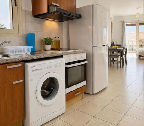 Stylish Apartment with Pool, Balcony Hillside and Sea Views, Fast WiFi Apartment in Peyia