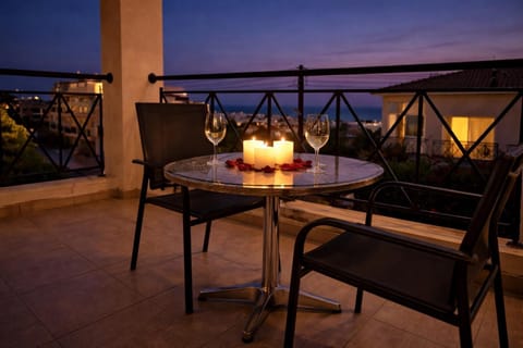 Stylish Apartment with Pool, Balcony Hillside and Sea Views, Fast WiFi Apartment in Peyia