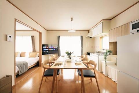 TV and multimedia, Living room, Photo of the whole room, Seating area, Dining area