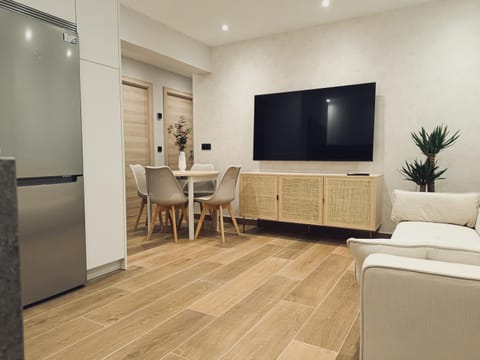 TV and multimedia, Seating area, Dining area