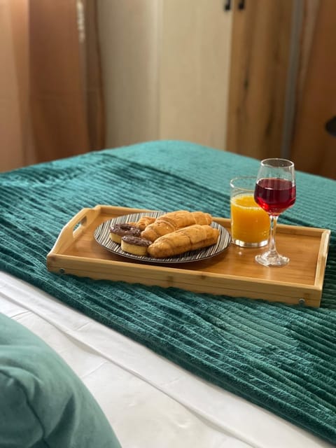 Bed, Photo of the whole room, Bedroom, Breakfast, Continental breakfast