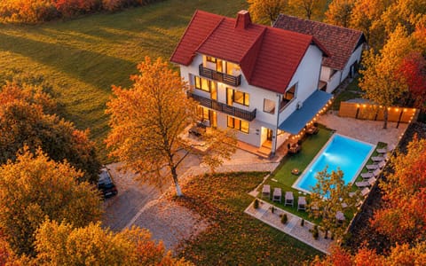 Property building, Garden, Swimming pool