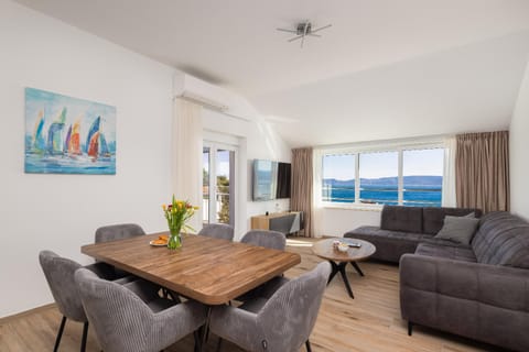 Natural landscape, TV and multimedia, Living room, Seating area, Dining area, Sea view