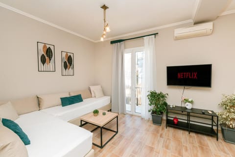 Bed, TV and multimedia, Living room, air conditioner