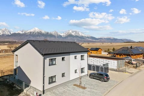 Property building, Off site, Natural landscape, Bird's eye view, Mountain view, Parking