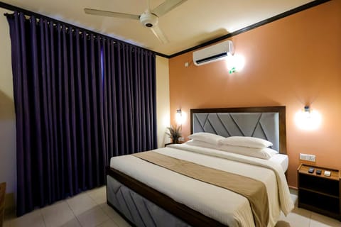 Bed, Photo of the whole room, Bedroom, air conditioner