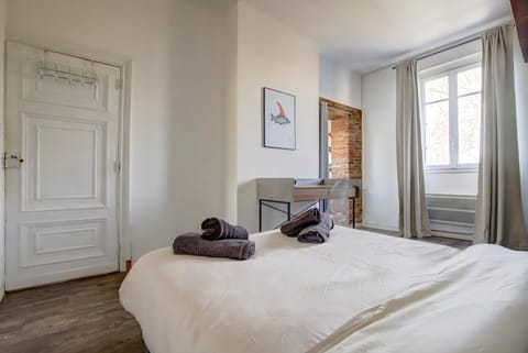 Bed, Photo of the whole room, Bedroom, towels