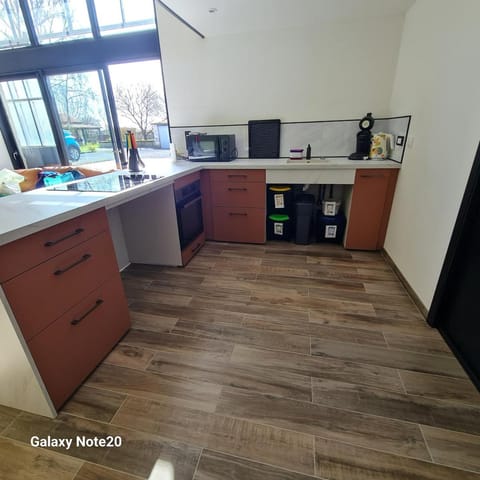 Property building, Kitchen or kitchenette, Facility for disabled guests, oven, stove