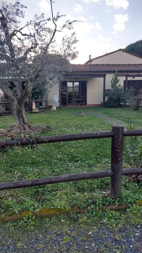 Oleandro Cottage with garden Apartment in Cecina