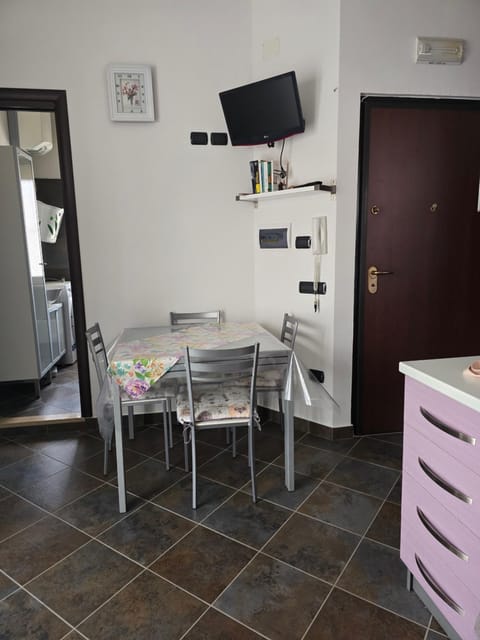 Kitchen or kitchenette, Dining area, oven