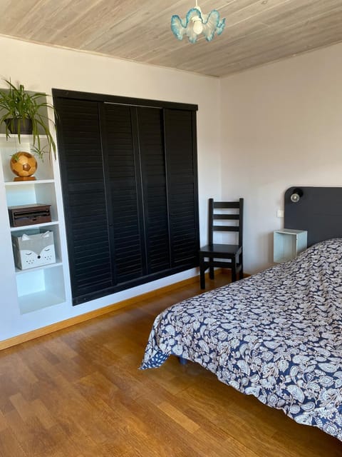 Bed, Photo of the whole room, Bedroom, storage