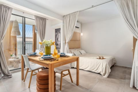 Bed, Photo of the whole room, Dining area