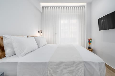 Bed, TV and multimedia, Photo of the whole room, Bedroom
