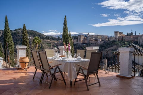 View (from property/room), Balcony/Terrace, Dining area, City view, Mountain view