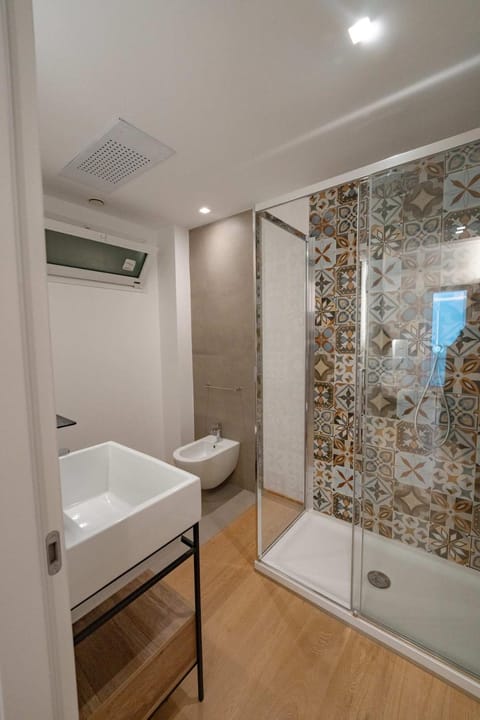 Shower, Bathroom, towels