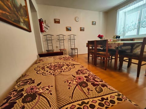 Bed, Kitchen or kitchenette, Photo of the whole room, Seating area, Dining area