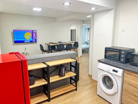 TV and multimedia, Kitchen or kitchenette, Living room, Dining area, minibar, oven, stove, toaster