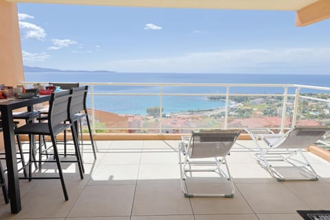 Natural landscape, Balcony/Terrace, Dining area, Sea view