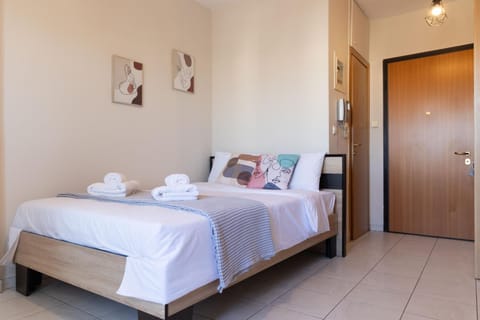 Bed, Photo of the whole room, Bedroom, towels