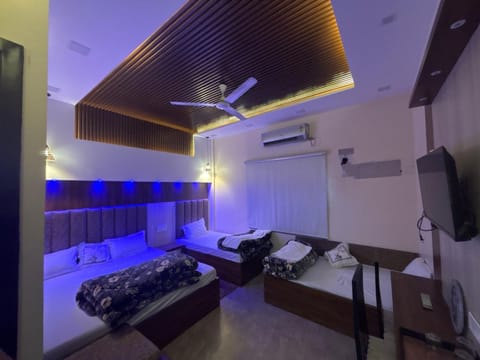 Property building, Bed, TV and multimedia, Photo of the whole room
