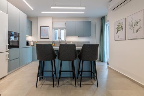 Casa Civique A Modern City Apartment with Balcony, Parking, Aircon & Elevator Apartment in Heraklion