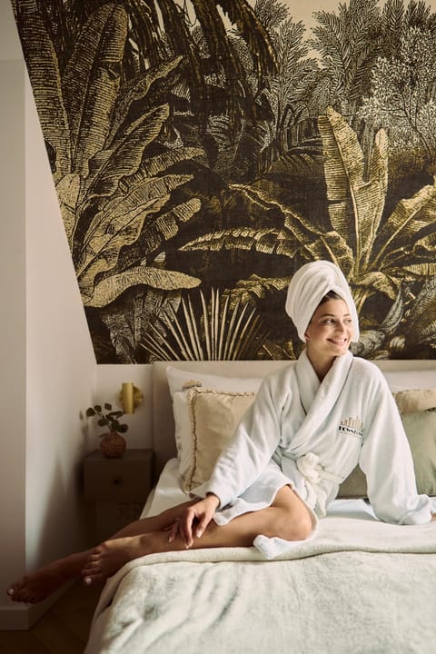 Bed, People, Photo of the whole room, Bedroom, group of guests, towels