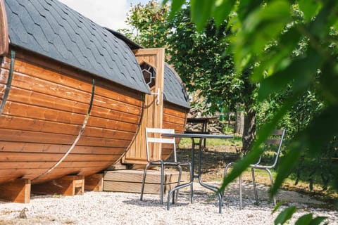 Tonneau en bois insolite au coeur du Charolais Nature lodge in Bourgogne-Franche-Comté