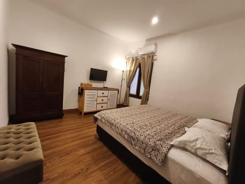 Bed, Bedroom, air conditioner