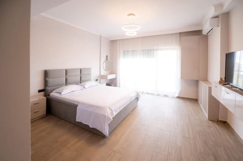 Bed, TV and multimedia, Photo of the whole room, Bedroom, air conditioner
