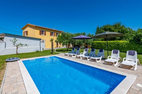 Property building, Patio, Day, Garden, Garden view, Pool view, Swimming pool, sunbed