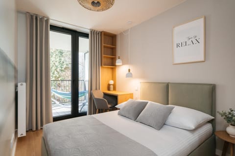 Bed, Photo of the whole room, Seating area, Bedroom