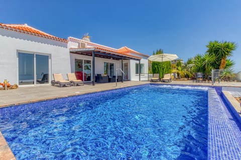 Property building, Day, Pool view, Swimming pool, sunbed