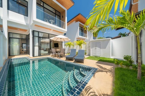 Property building, Patio, Day, Garden, Garden view, Pool view, Swimming pool, Swimming pool, sunbed