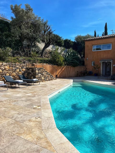 Property building, Swimming pool, sunbed