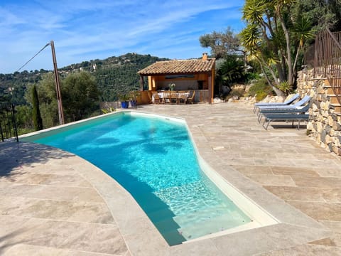 Dining area, Swimming pool, sunbed