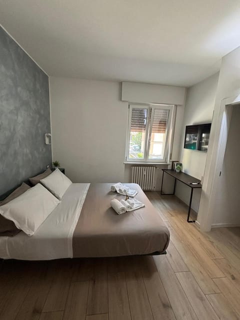 Bed, TV and multimedia, Photo of the whole room, towels