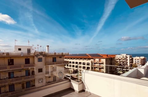 View (from property/room), Balcony/Terrace, City view, Sea view