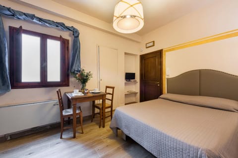 Bed, Living room, Photo of the whole room, Seating area, Dining area, Bedroom