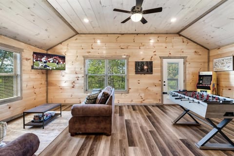 Cabin Bliss Hot Tub, Games & Scenic Yard Escape Cabin in Sevierville