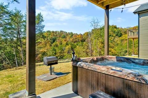 Cabin Bliss Hot Tub, Games & Scenic Yard Escape Cabin in Sevierville