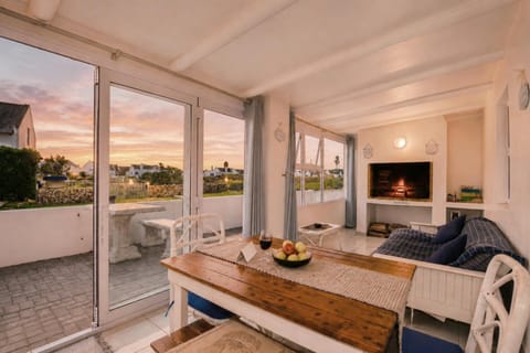 Seating area, fireplace