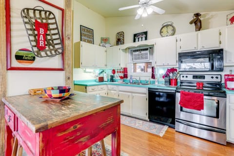 The Treehouse in Cherokee Village Deck and Views House in Cherokee Village