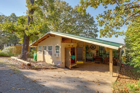The Treehouse in Cherokee Village Deck and Views House in Cherokee Village