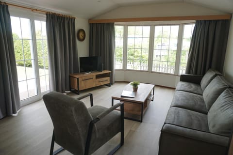 TV and multimedia, Seating area, Garden view