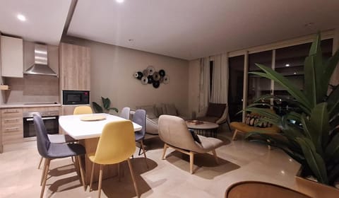 TV and multimedia, Kitchen or kitchenette, Living room, Seating area, Dining area