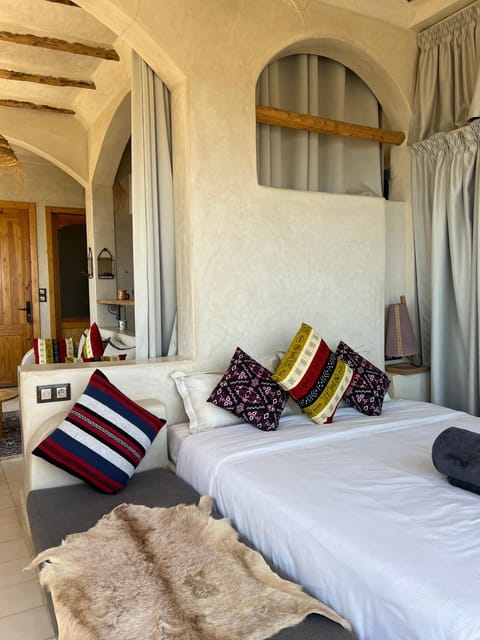 Bed, Photo of the whole room, Seating area, Bedroom, towels